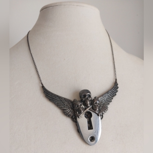 Bella Lili " Henchmen" skull w/ wings keyhole gothic necklace - Picture 2 of 6